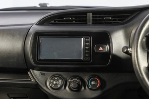 Хетчбэк Toyota Vitz 2018 года, 1199000 рублей, Новосибирск