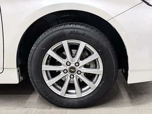 Лифтбек Toyota Prius 2015 года, 1290000 рублей, Барнаул