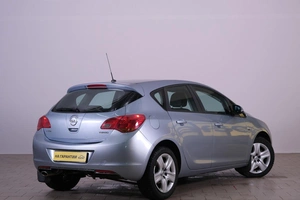 Хетчбэк Opel Astra 2011 года, 819000 рублей, Омск