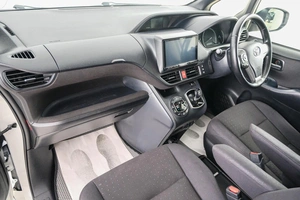 Минивэн Toyota Voxy 2014 года, 2049000 рублей, Красноярск