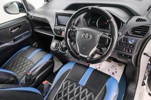 Минивэн Toyota Voxy 2015 года, 1679000 рублей, Красноярск