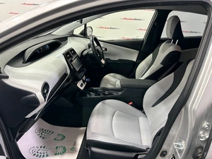 Лифтбек Toyota Prius 2016 года, 1465000 рублей, Красноярск