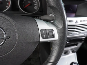 Седан Opel Astra 2011 года, 679000 рублей, Воронеж