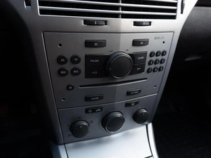 Седан Opel Astra 2011 года, 729000 рублей, Саратов