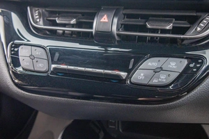 Внедорожник Toyota C-HR 2017 года, 2499000 рублей, Барнаул