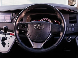 Минивэн Toyota Isis 2012 года, 1550000 рублей, Большой Сочи