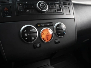 Хетчбэк Nissan Tiida 2011 года, 800000 рублей, Омск