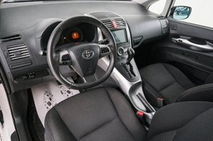 Хетчбэк Toyota Auris 2010 года, 879000 рублей, Красноярск