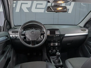 Седан Opel Astra 2013 года, 669000 рублей, Сургут