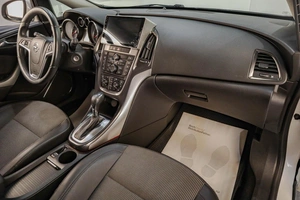 Хетчбэк Opel Astra 2011 года, 969000 рублей, Челябинск