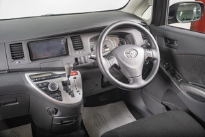Минивэн Toyota Isis 2011 года, 1449000 рублей, Томск