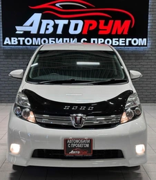 Минивэн Toyota Isis 2014 года, 1290000 рублей, Красноярск