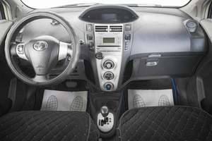 Хетчбэк Toyota Yaris 2007 года, 669000 рублей, Кемерово