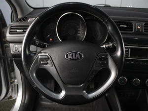 Седан Kia Rio 2016 года, 880000 рублей, Омск