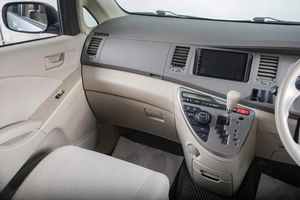 Минивэн Toyota Isis 2010 года, 1439000 рублей, Томск