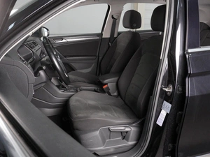 Внедорожник Volkswagen Tiguan 2018 года, 2876000 рублей, Красный Пахарь
