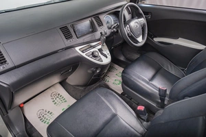 Минивэн Toyota Isis 2012 года, 1399000 рублей, Томск
