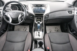 Седан Hyundai Elantra 2012 года, 1019000 рублей, Красноярск