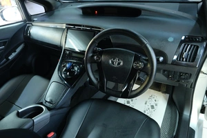 Лифтбек Toyota Prius 2015 года, 1349000 рублей, Омск