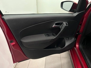 Седан Volkswagen Polo 2015 года, 1149000 рублей, Красноярск