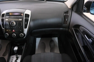 Хетчбэк Kia Ceed 2011 года, 629000 рублей, Омск