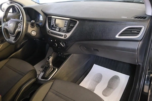 Седан Hyundai Solaris 2017 года, 1079000 рублей, Омск
