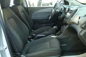 Хетчбэк Chevrolet Aveo 2013 года, 679000 рублей, Омск
