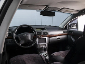 Седан Toyota Avensis 2004 года, 660000 рублей, Омск