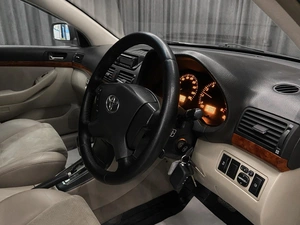 Седан Toyota Avensis 2005 года, 799000 рублей, Красноярск