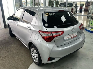 Хетчбэк Toyota Vitz 2018 года, 975000 рублей, Красноярск