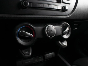 Седан Kia Rio 2018 года, 1390000 рублей, Омск