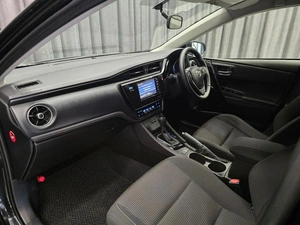 Хетчбэк Toyota Auris 2017 года, 1325000 рублей, Красноярск