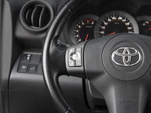 Внедорожник Toyota RAV4 2011 года, 1690000 рублей, Омск