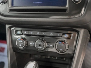 Внедорожник Volkswagen Tiguan 2016 года, 1950000 рублей, Красноярск