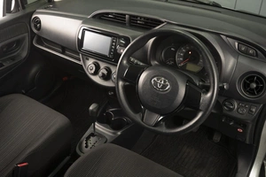 Хетчбэк Toyota Vitz 2017 года, 1000000 рублей, Омск
