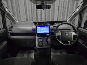 Минивэн Toyota Voxy 2009 года, 1420000 рублей, Красноярск