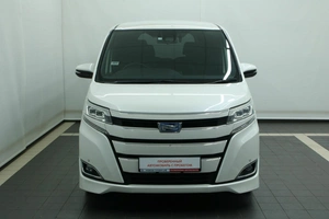 Минивэн Toyota Noah 2017 года, 2490000 рублей, Красноярск