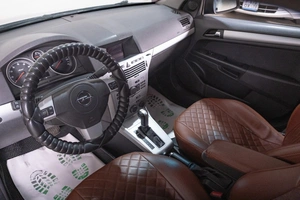 Седан Opel Astra 2011 года, 669000 рублей, Томск