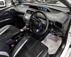 Хетчбэк Toyota Prius PHV 2018 года, 2357000 рублей, Красноярск