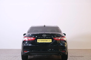 Седан Toyota Camry 2018 года, 2749000 рублей, Омск