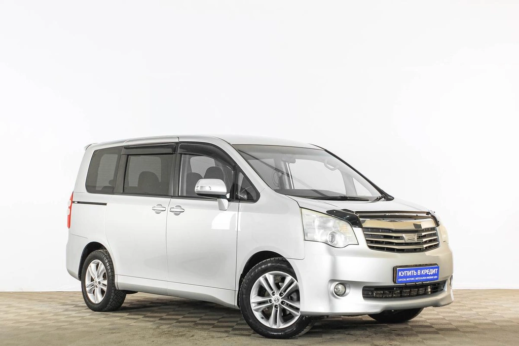 Минивэн Toyota Noah 2012 года, 1889000 рублей, Тюмень