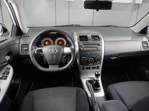 Седан Toyota Corolla 2011 года, 1049000 рублей, Тюмень