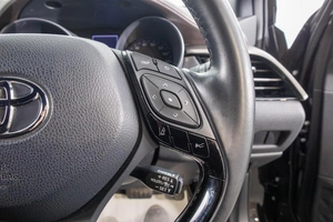 Внедорожник Toyota C-HR 2017 года, 2499000 рублей, Барнаул