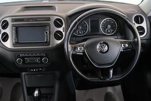 Внедорожник Volkswagen Tiguan 2015 года, 1629000 рублей, Омск