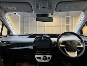 Лифтбек Toyota Prius 2016 года, 1897000 рублей, Красноярск