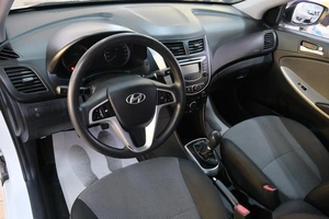 Седан Hyundai Solaris 2013 года, 849000 рублей, Омск