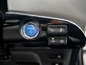 Лифтбек Toyota Prius 2017 года, 1999000 рублей, Красноярск