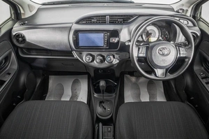 Хетчбэк Toyota Vitz 2018 года, 999000 рублей, Барнаул