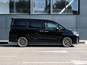 Минивэн Toyota Voxy 2016 года, 1999000 рублей, Кирилловка