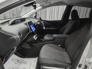 Лифтбек Toyota Prius 2018 года, 1750000 рублей, Красноярск